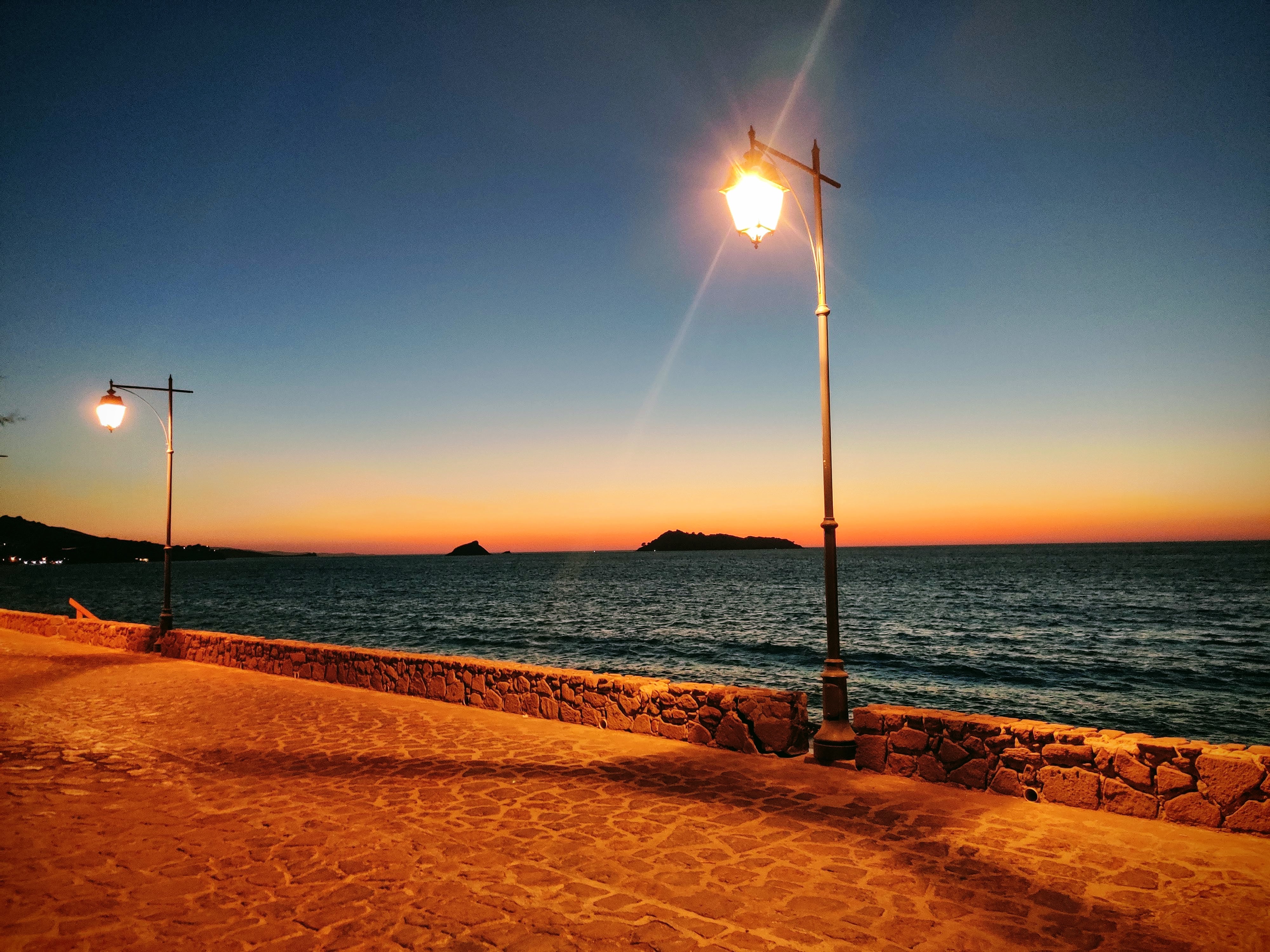 Hafenpromenade bei Sonnenuntergang